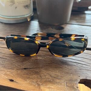 Oscar de la Renta tortoise shell 90’s sunglasses